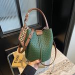 单肩包2025简约水桶手提斜挎包新款香港代购时尚女包百搭复古小众