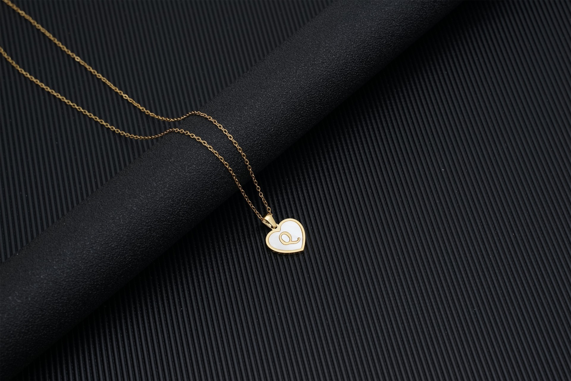 Europa y América 18K oro amor clavícula cadena de las mujeres de acero inoxidable corazón blanco madre colgante 26 letras titanio acero collar