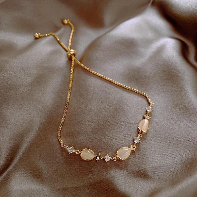 South Korea Dongdaemun Cat's Eye Small Fish Bracelet Fashion Bracelet Internet Popular Simple Fashion Design Feeling Bracelet Accessories Women South Korea Dongdaemun Cat's Eye Small Fish Bracelet Fashion Bracelet Internet Popular Simple Fashion Design Feeling Bracelet Accessories Women