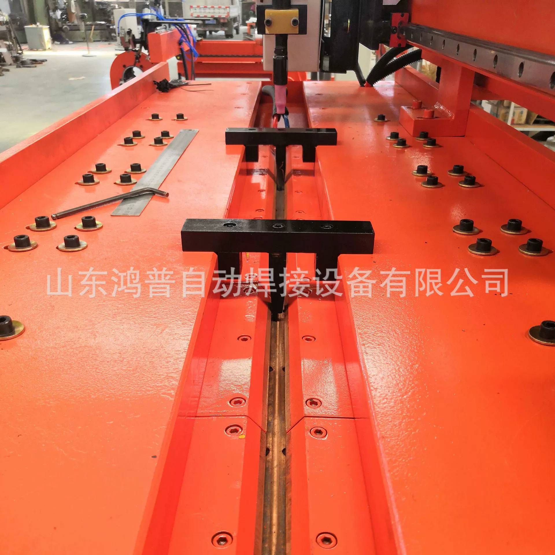 Маленький сварочный аппарат с прямым швом. Аргонодуговая сварка из нержавеющей стали. Автоматическое сварочное оборудование. Автоматическая сварка стыковых железных пластин.