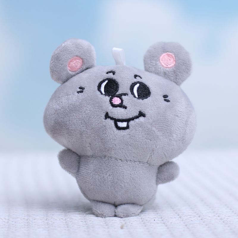 ネットの赤いかわいい萌美とラットの掛け物のぬいぐるみの子供の小さいネズミの包みは鍵を掛けて人形を掛けます。|undefined