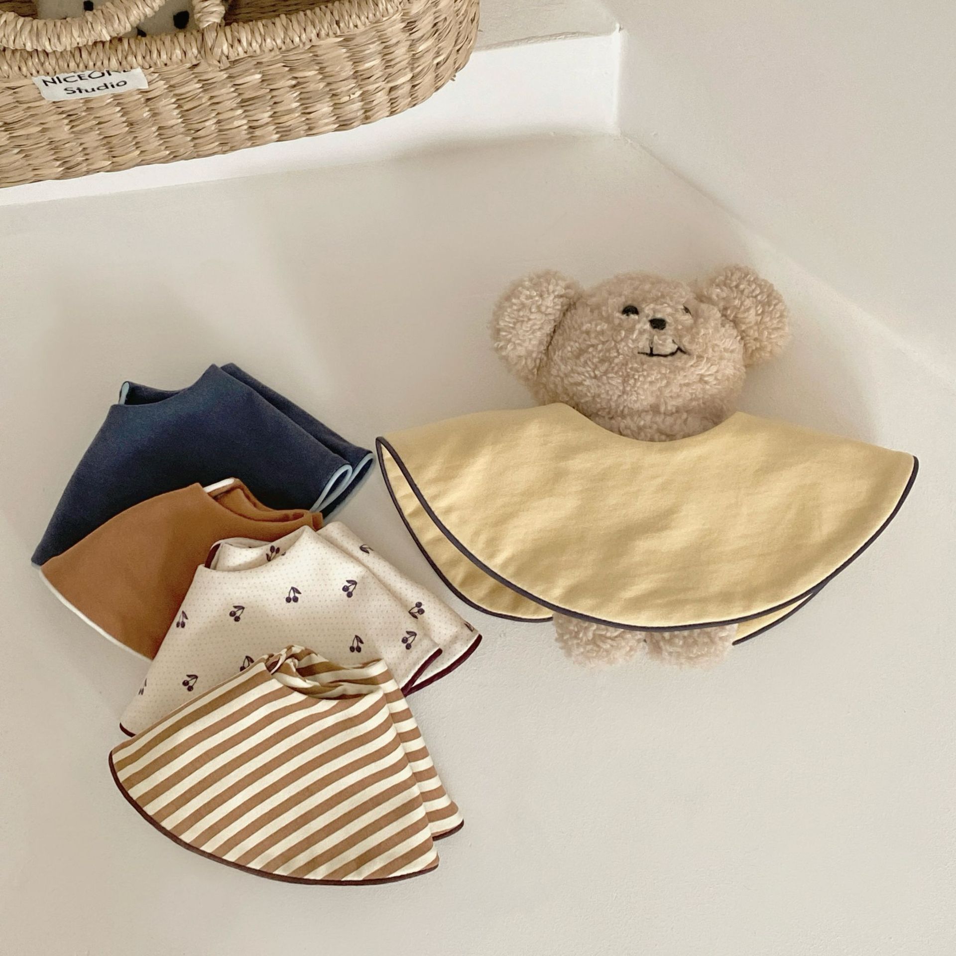 Bebek Emeği Önlüğü Saf Pamuk A Sınıfı Emici Erkek Kız Bebek Çift Yüzlü Biyeli Yaka Yuvarlak Önlük Dört Mevsim Modeli