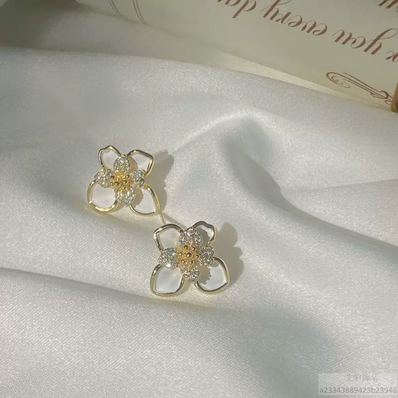 新款法式镶钻白色花蕊花朵耳钉 韩国气质网红ins气质S925银针耳饰