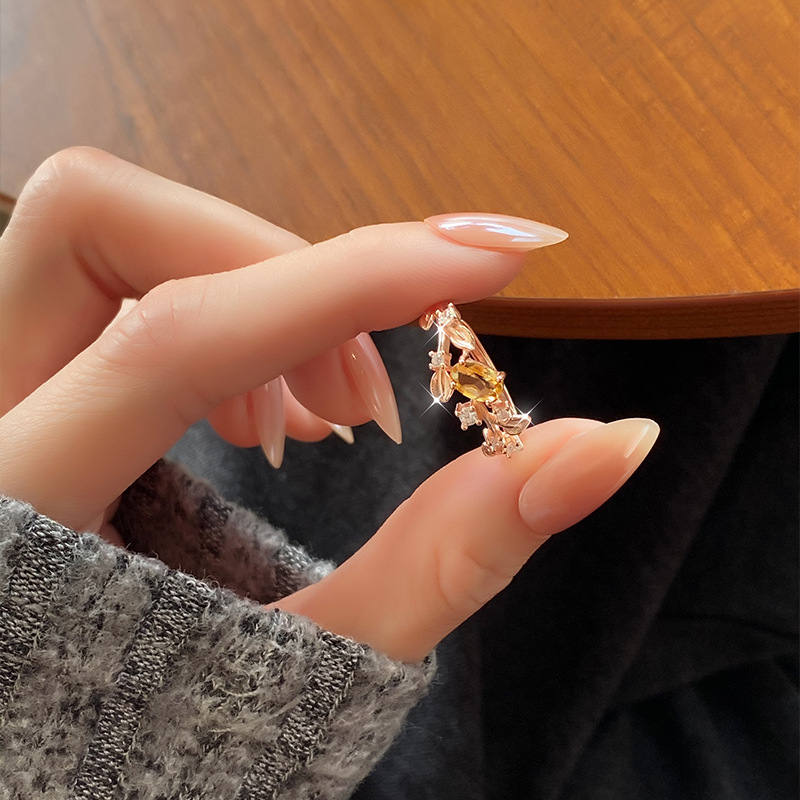 Anillo con incrustaciones de mástil natural de lujo ligero japonés femenino s925 anillo ajustable de viento de plata de ley pequeño libro rojo caliente