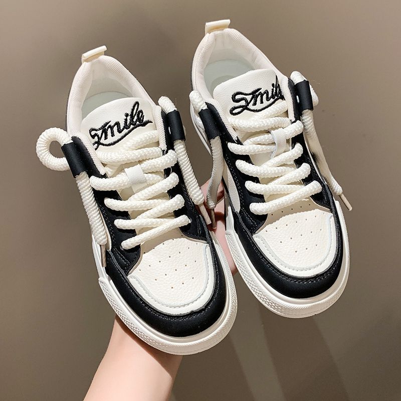 Nuevo estilo coreano zapatos blancos de suela gruesa zapatos de mesa de comercio exterior de todos los partidos para mujeres Zapatos de pan de nicho de moda nacional de estilo preppy 2023