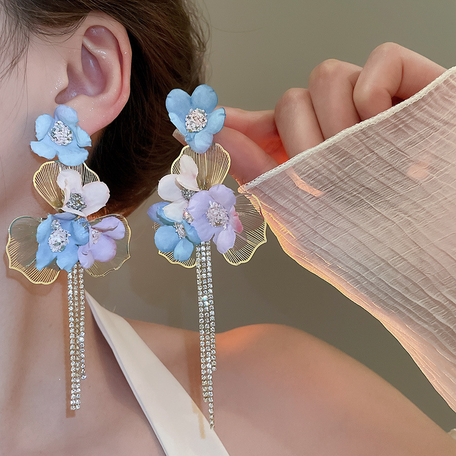 Pendientes de borla de flores de tela de aguja de plata Pendientes de estilo de vacaciones junto al mar