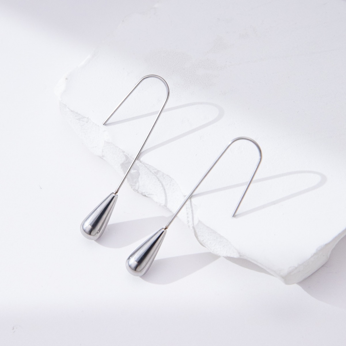 Pendientes de acero de titanio gota de agua de acero inoxidable pendientes en forma de espalda largos y versátiles pendientes de mujer de moda estilo coreano de alto sentido