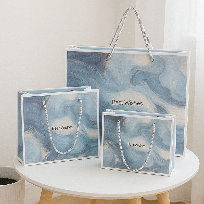 Nueva bolsa de mano espesa bolsa de regalo cartón blanco impresión de color cosméticos tienda de ropa bolsa de regalo fábrica al por mayor