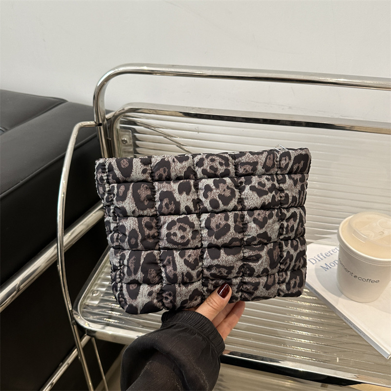 Bolso de mano de mujer 2025 primavera nuevo bolso de mano de moda europea y americana estampado de leopardo simple bolso de mano bordado sobre de hilo de cuadrícula
