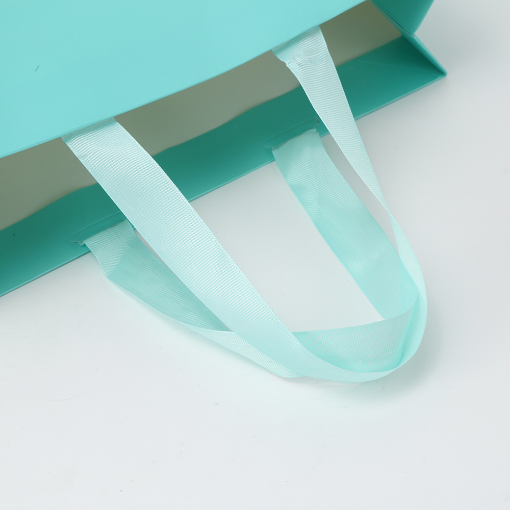 Bolsas de papel de mano de stock joyería ropa bolsa de papel de cartón blanco logotipo impresa bolsa de embalaje vertical bolsa sin cintura