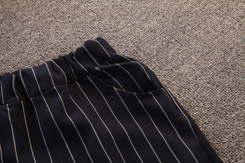 竖条领结背带套装