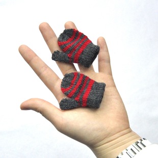 Маленькая подвеска, маленькие удерживающие тепло трикотажные перчатки