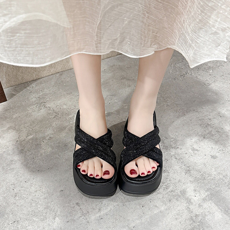 Dép sandal nữ đế xuồng quai chữ V đính đá bạc — Màu đen