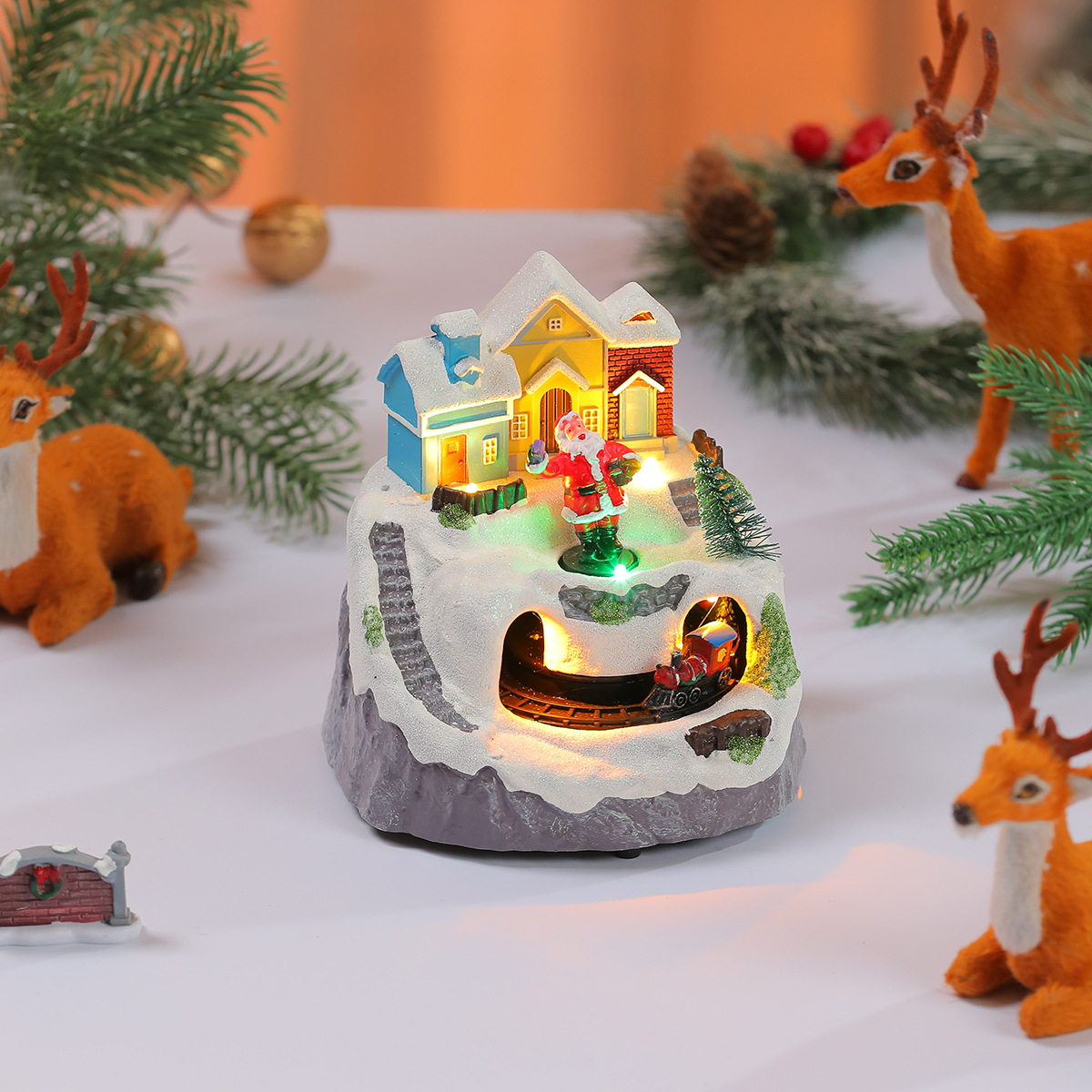 Una variedad de adornos de caja de música luminosa de resina giratoria de Navidad, adornos de tren giratorio, regalos de Navidad