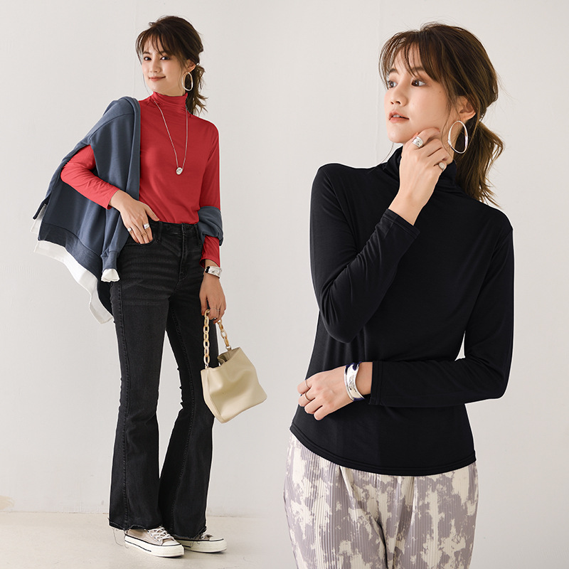 日系家庭内にシャツを着て40織のモーダルスーツの高襟のコウモリの袖の修身上着のtシャツのキャンディー色