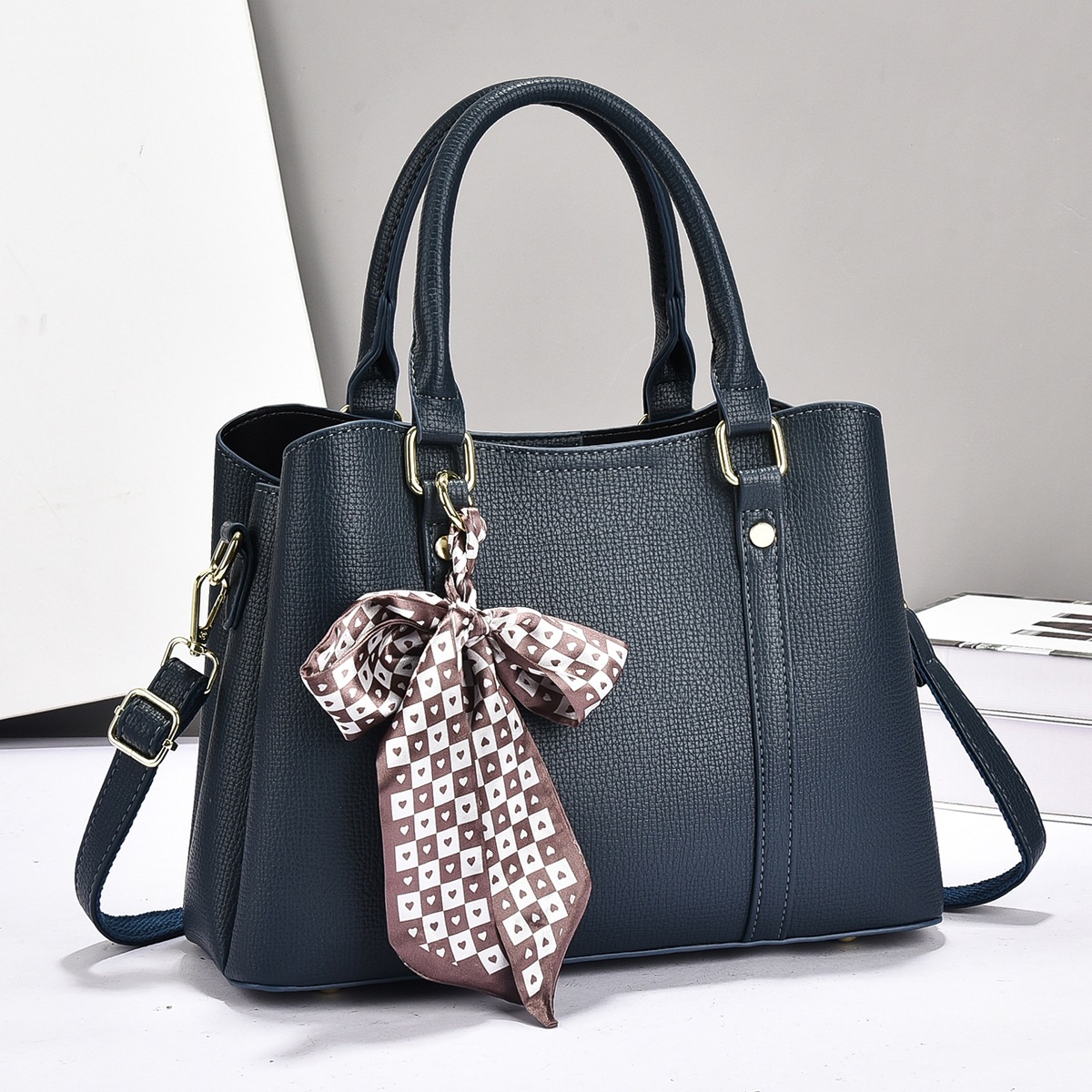 Bolsas de hombro casuales de gran capacidad, bolsas de moda diarias, bolsas transfronterizas, bufandas de seda colgantes, bolsas de mano.