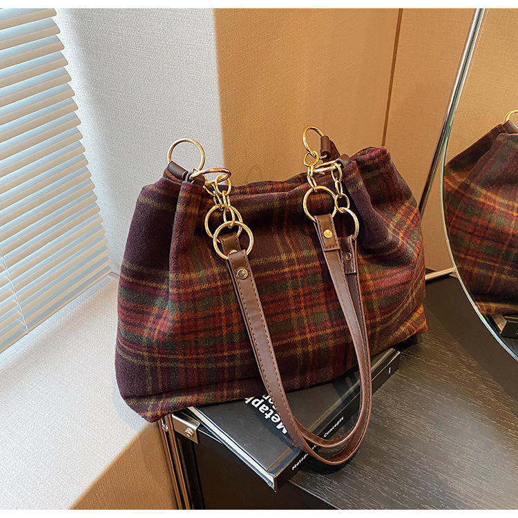 Large capacity tote female niche design, commuting outdoor travel bag, high-end casual autumn and winter new item_voghion.com