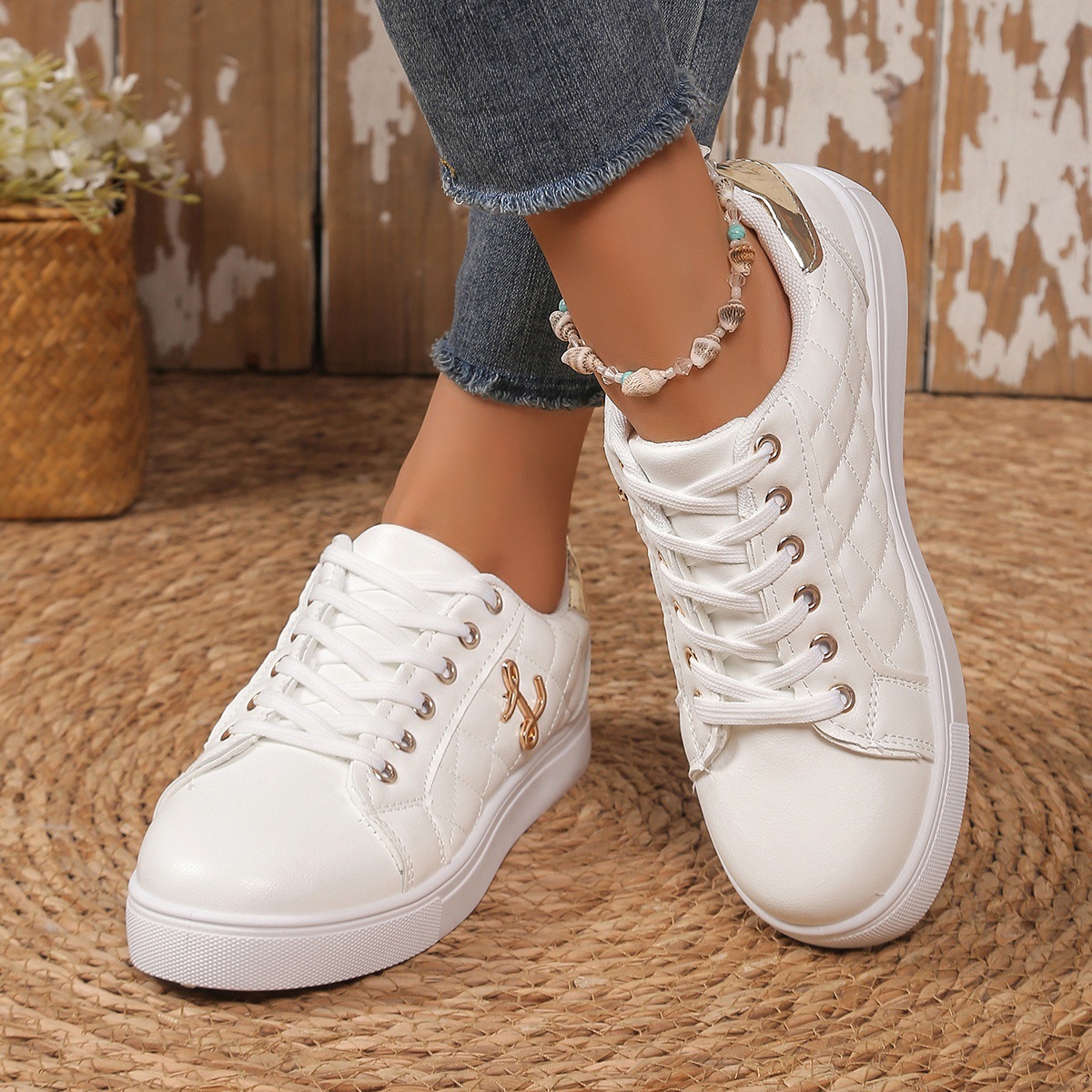 Zapatos de mujer, zapatos de suela gruesa, zapatos de mujer, correa de metal, decoración de pin negro, zapatos casuales de fondo blanco, versátiles
