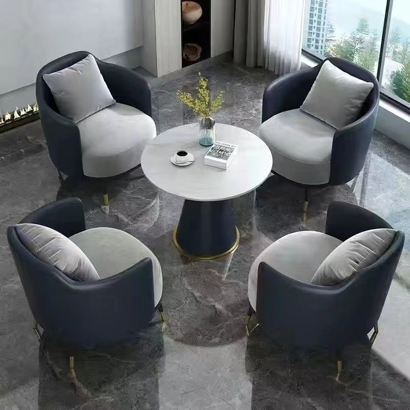 Una mesa y cuatro sillas (encanto azul)