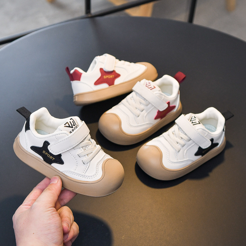 Zapatos deportivos para niños 2026 otoño nuevos zapatos blancos antideslizantes antipatas zapatos de jardín de infantes zapatos casuales para niños