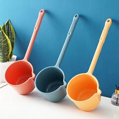 卸売りの長い柄のプラスチックの水は赤ちゃんをすくって頭を洗います。