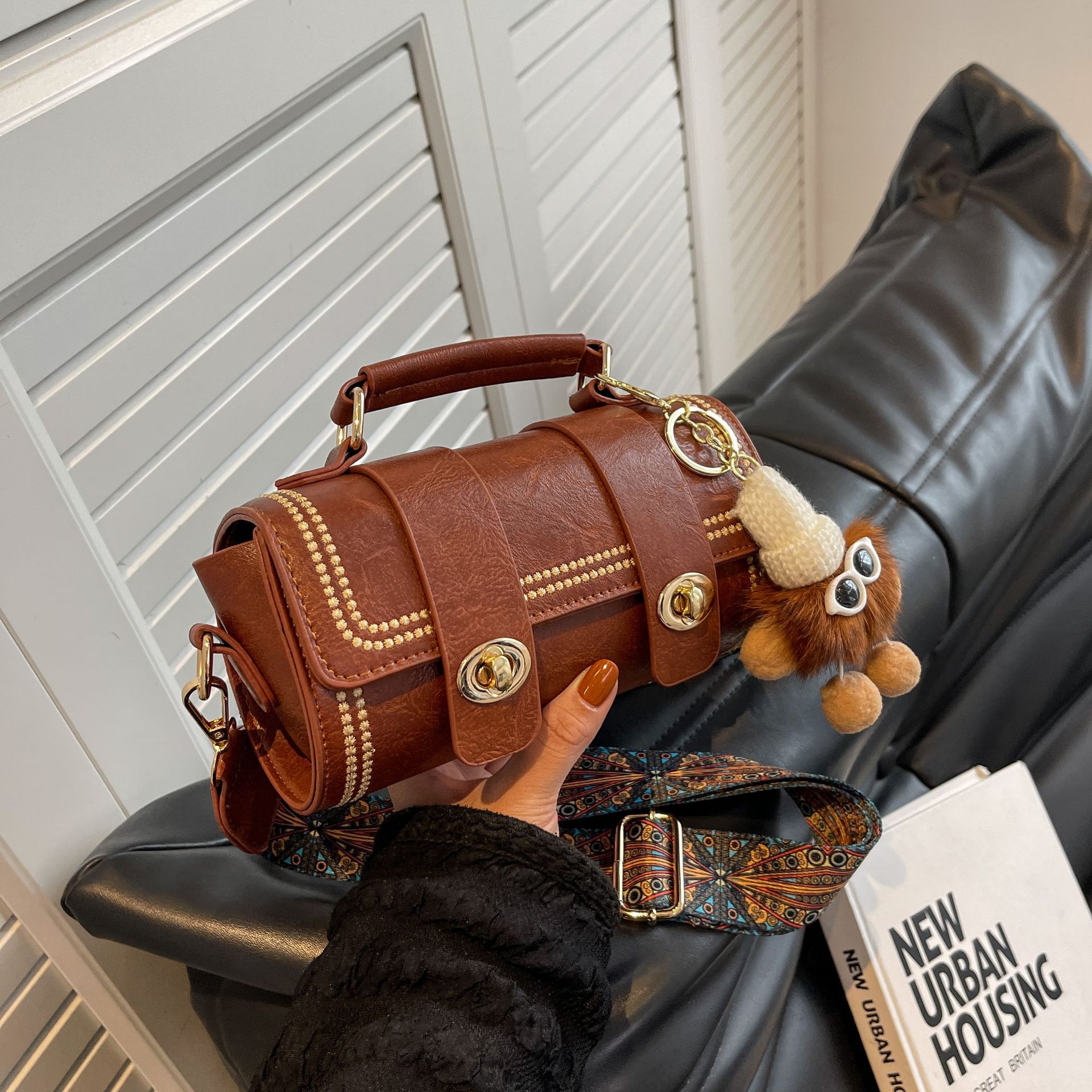 Chic and Unique Women's Design Small Handbag 2024 New Spring Trendy Crossbody Bag with Detachable Strap, Versatile and Fashionable Shoulder Bag