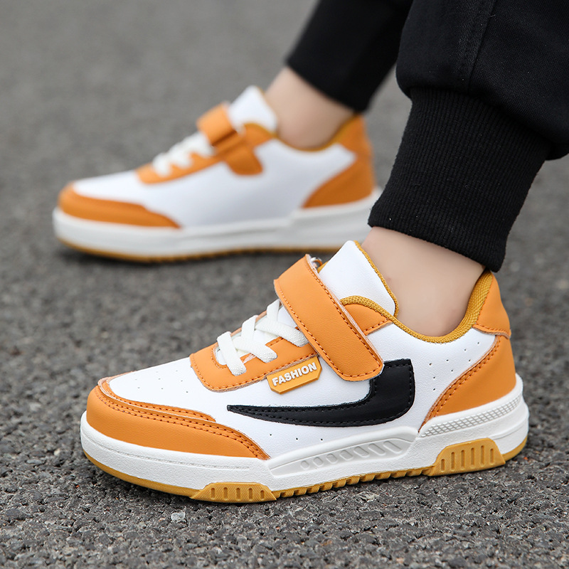 Zapatos para niños primavera y otoño nuevo estilo 2025 cuero impermeable zapatos casuales para niños medianos y grandes zapatos deportivos para niños de moda al por mayor