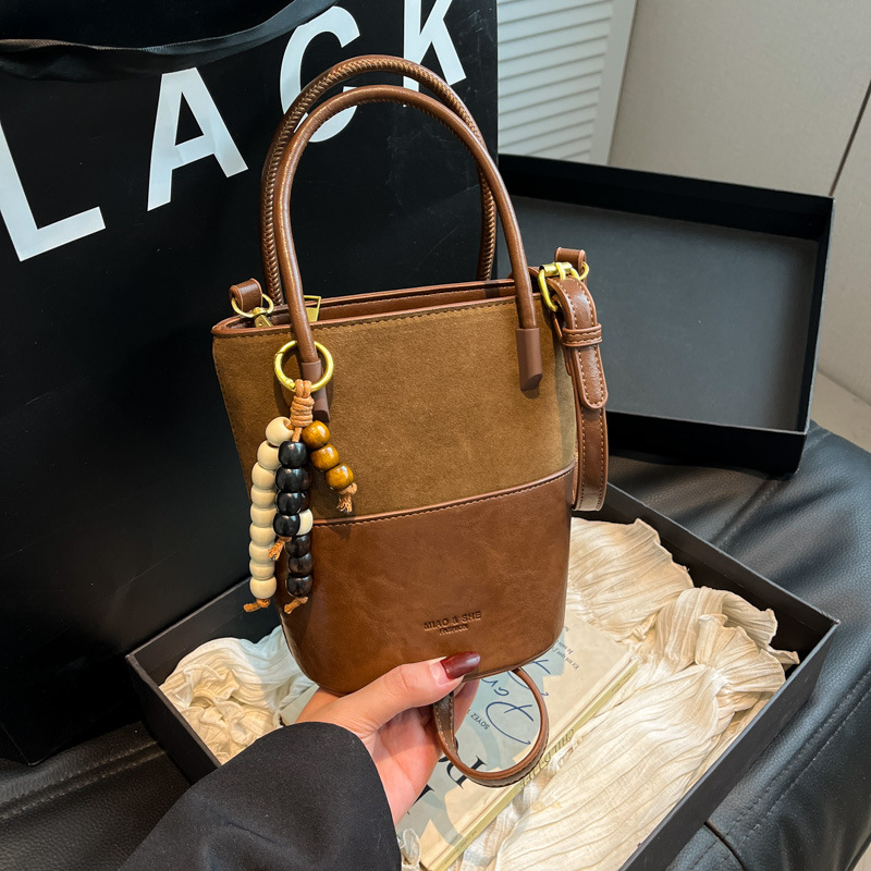 Coreano de seda doble bolso de cubo de color contraste para mujeres 2025 nueva moda versátil bolso de hombro bolso de brazo