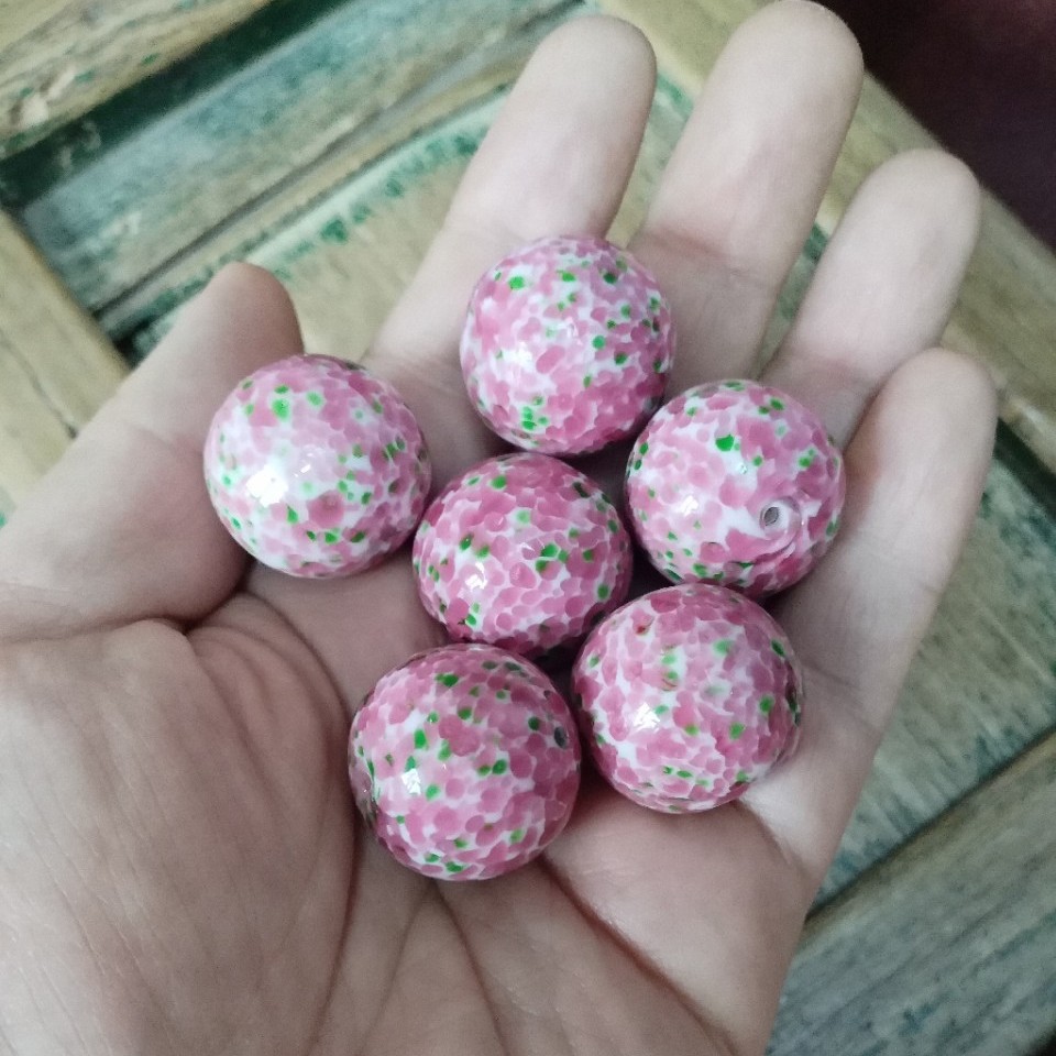 Бусины цвета фуксии, подвеска