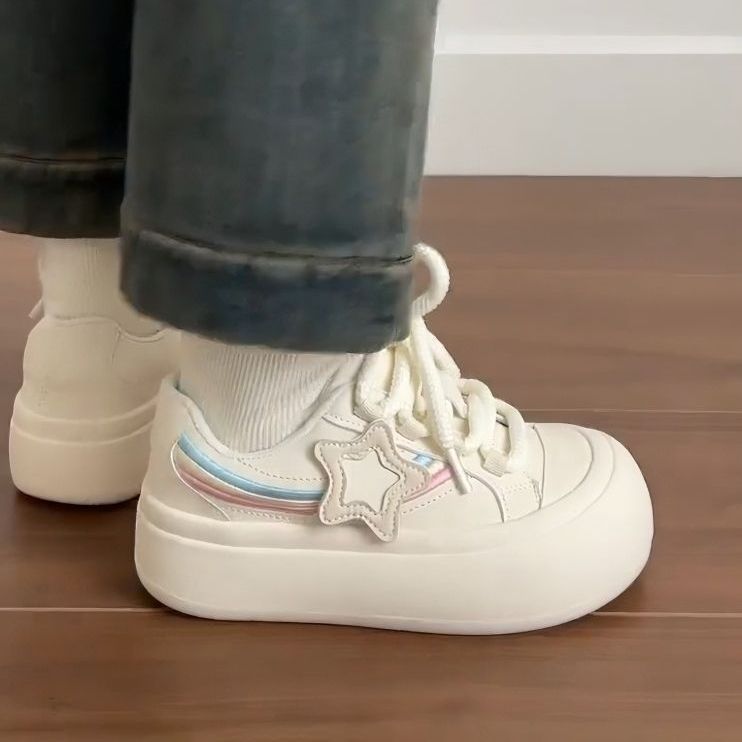 Modas coreanas de nicho zapatos de skate para mujeres 2025 primavera sensación de diseño de zapatos blancos en la moda zapatos de estrellas casuales