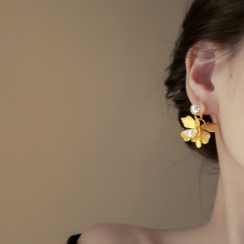 Pendientes de flores de perlas de agua dulce con aguja de plata Pendientes de temperamento retro francés femenino Pendientes de todo fósforo de nicho Lujo ligero y de alta gama