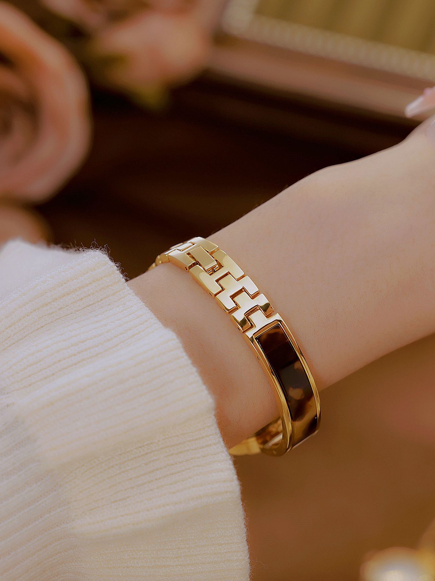 Simple Style Classic Style Solid Color Jewelry Buckle Quartz Watch Women's Watches display picture 9