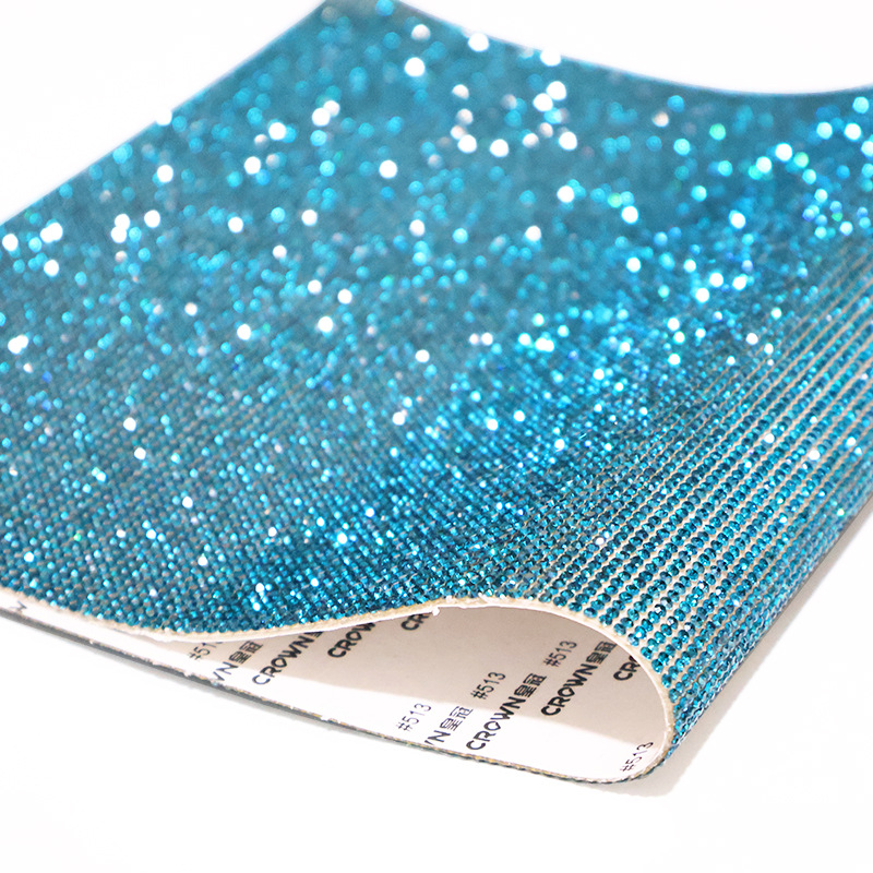 Los fabricantes venden al por mayor agua de vidrio, pegatinas de diamantes, adhesivos, taladros en caliente, piezas de diamantes decorativas para automóviles autoadhesivas, accesorios de joyería de bricolaje, taladros