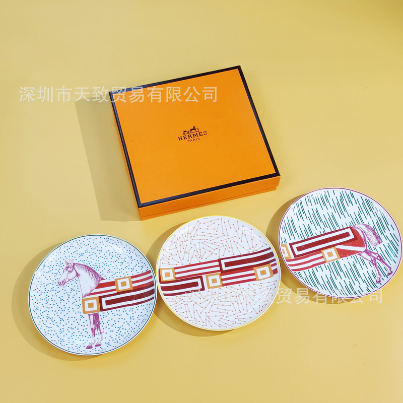 Creative and Trendy Horse Pattern Bone China Shallow Plates for Home Use, Set of Three, Gift Box Packaging
