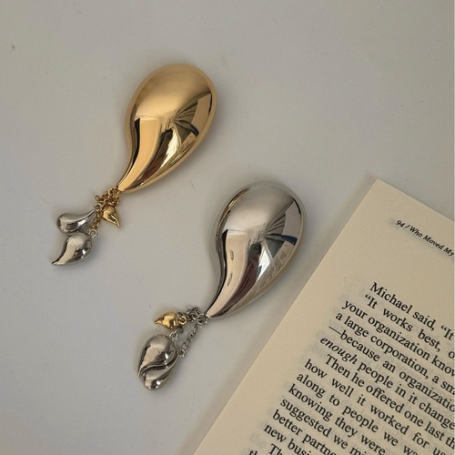 French vintage metal glossy streamlined chili pepper tassel pendant brooch, light luxury high-end sense western wear accessory for women