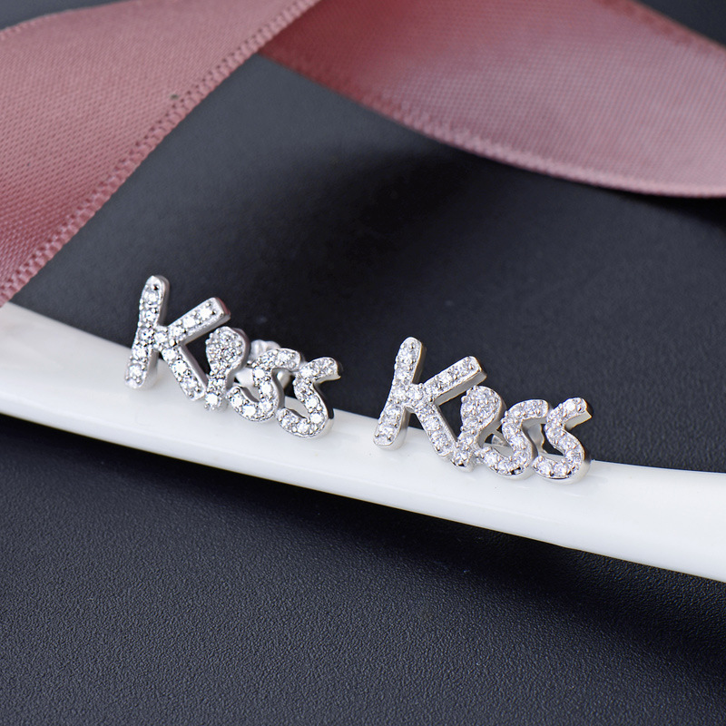 S925 letras de plata esterlina beso pendientes de diamante para mujeres europeas y americanas nicho de estilo simple pendientes pendientes de pelo