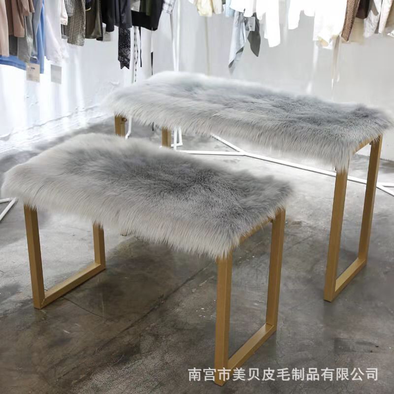 長いぬいぐるみのショーウインドーの展示台のじゅうたんの服装の店の流水台のマットの棚の台のマットの靴の店の装飾|undefined
