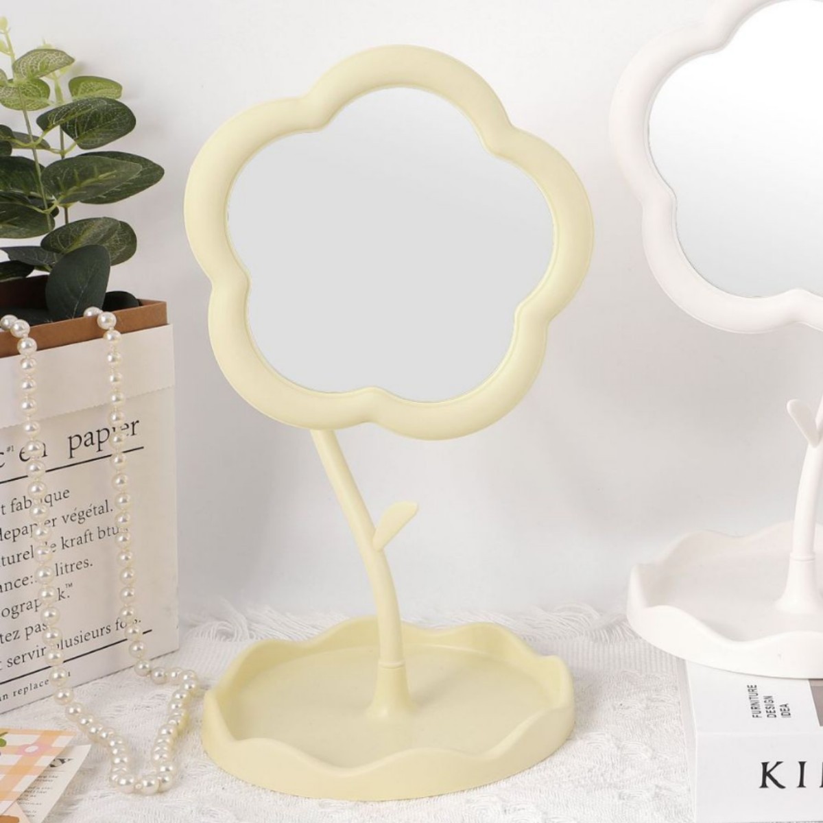 Espejo portátil de flores ins Espejo de tocador de escritorio de escritorio Dormitorio de estudiantes Espejo de maquillaje de girasol portátil de alto valor