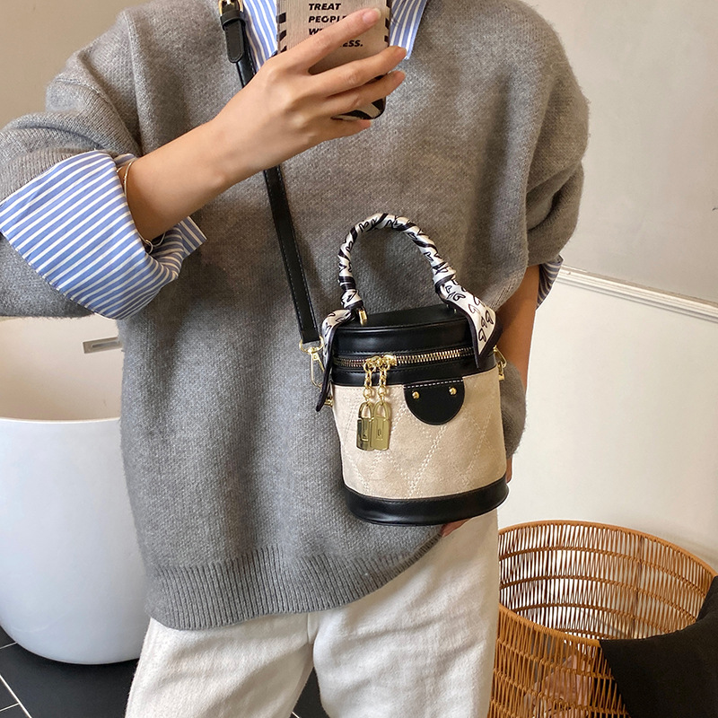 Bolso de hombro retro versátil para mujeres 2025 invierno nuevo nicho zhong mochila texturizado diamante bolso de cubo de mano