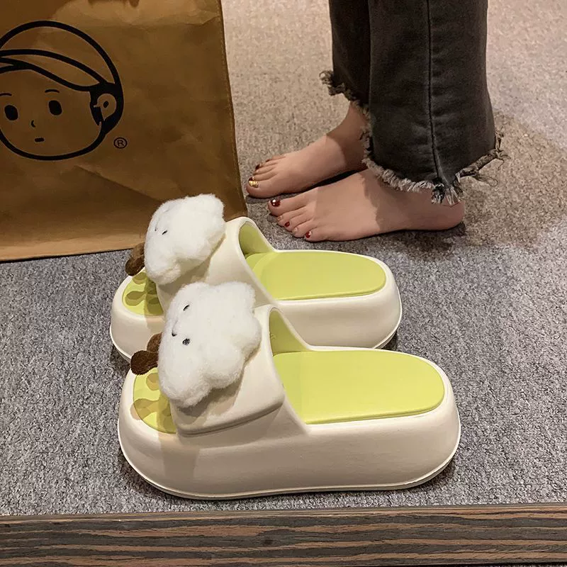 Мода толстый фон буксирная женщина летом носит мультфильм милый маленький облако 2024 новые увеличенные нескользкие холодные тапочки