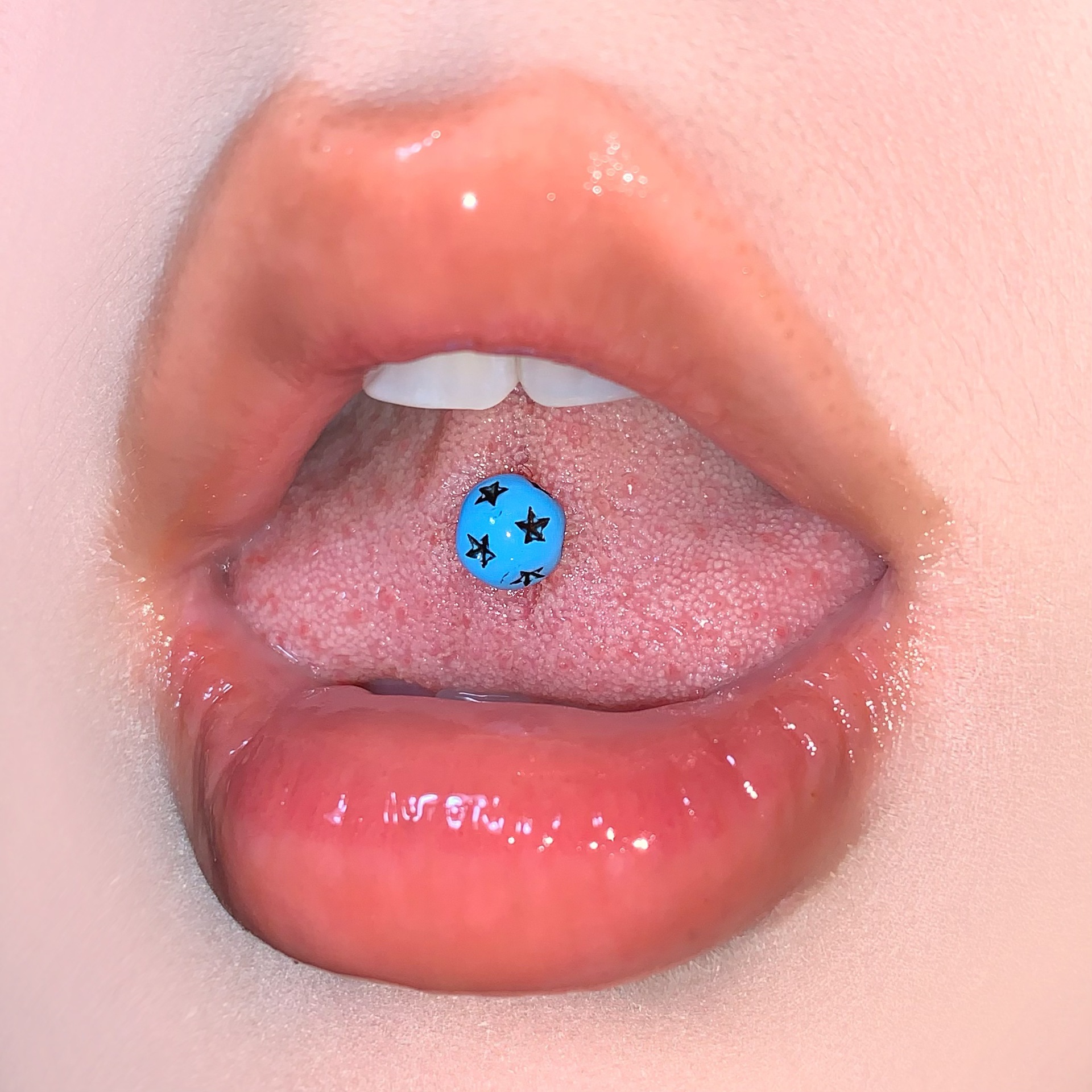 Silver pointed spike labret stud material detail