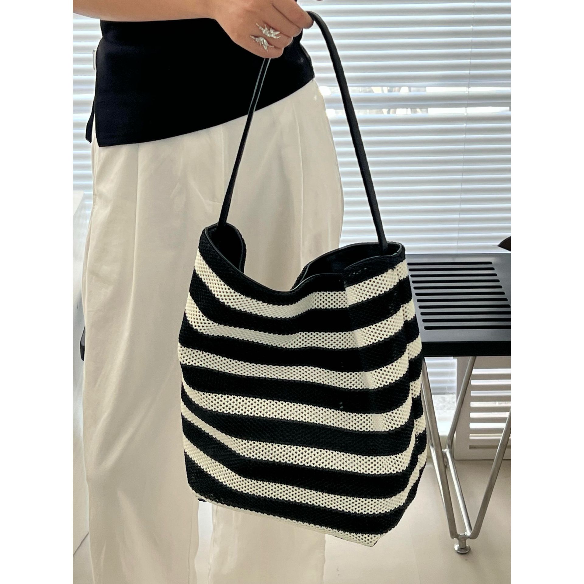 Black And White Striped Hollow Out Large Capacity Tote Bag 2026 New Casual Luxury Commuter Crossbody Bucket Bag For Women - Thumbnail 4