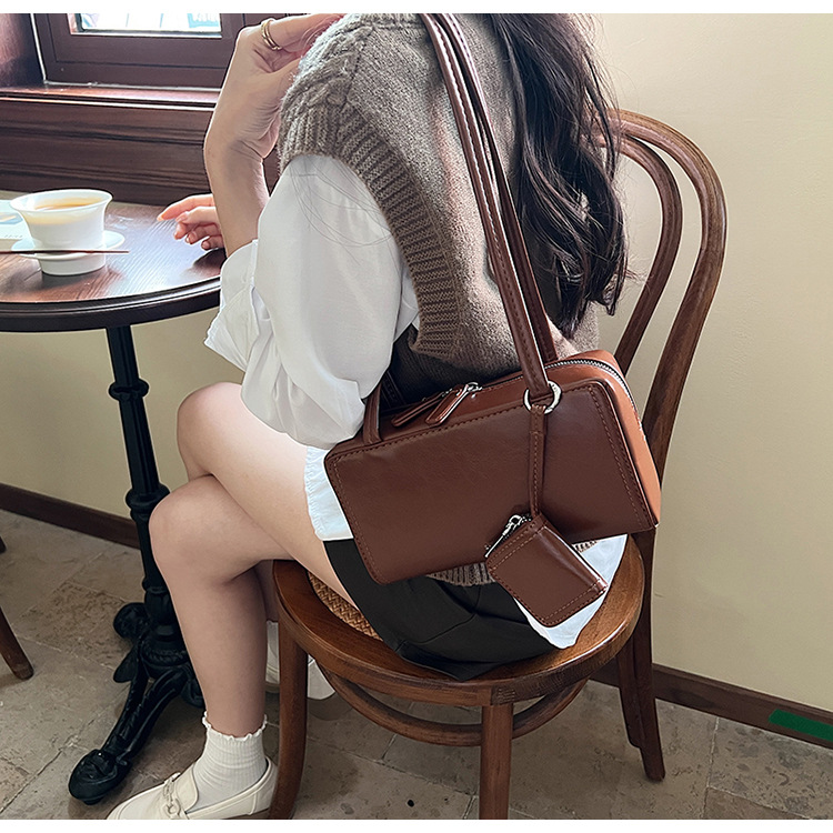 The 2024 new women's single-shoulder underarm bag is a simple and elegant commuting bag with a Korean-style niche design sense. It's a small square bag undefined