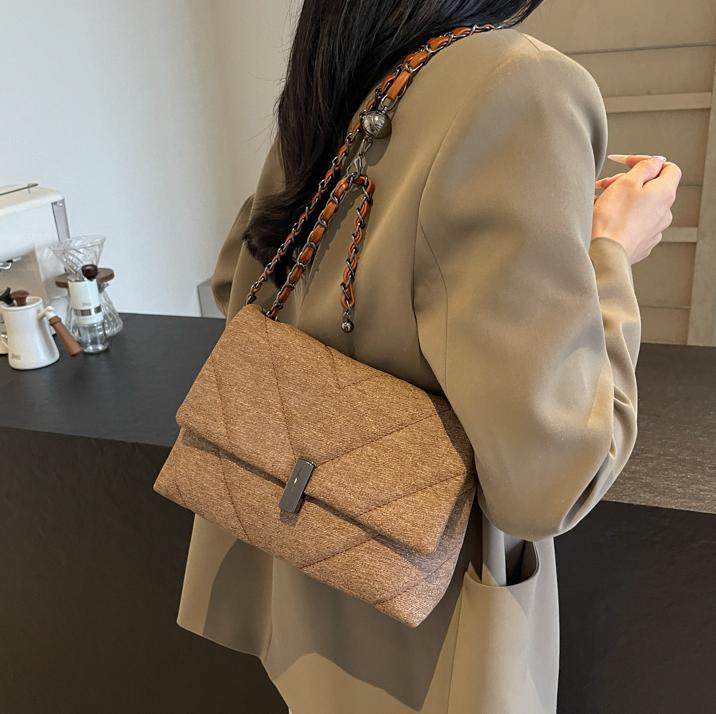 Bolso bordado simple para mujeres 2024 nuevo bolso cuadrado de cadena de estilo general, sensación de alto nivel retro viaje de hombro mochila