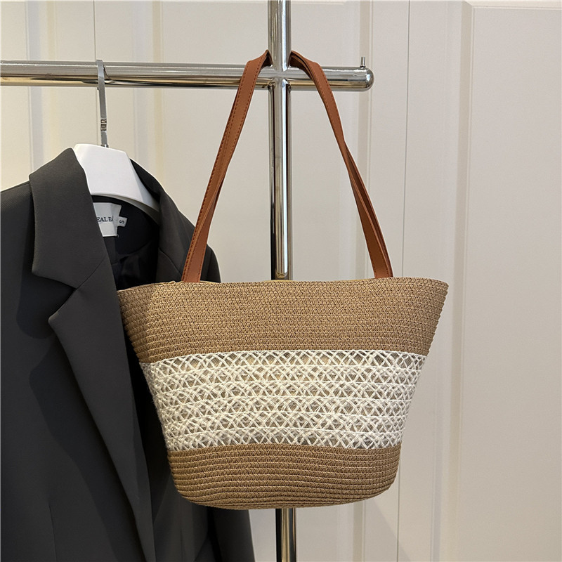 Paja de vacaciones al mar de gran capacidad bolsa tote2025 en la nueva tendencia de verano de paja de moda de viaje brazo bolsa para mujeres
