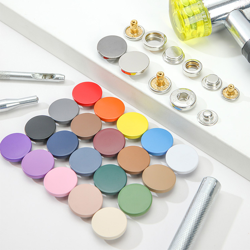 Venta al por mayor de fábrica de metal botón a presión color pintura en aerosol botón plano abrigo de algodón acolchado abajo chaqueta botón