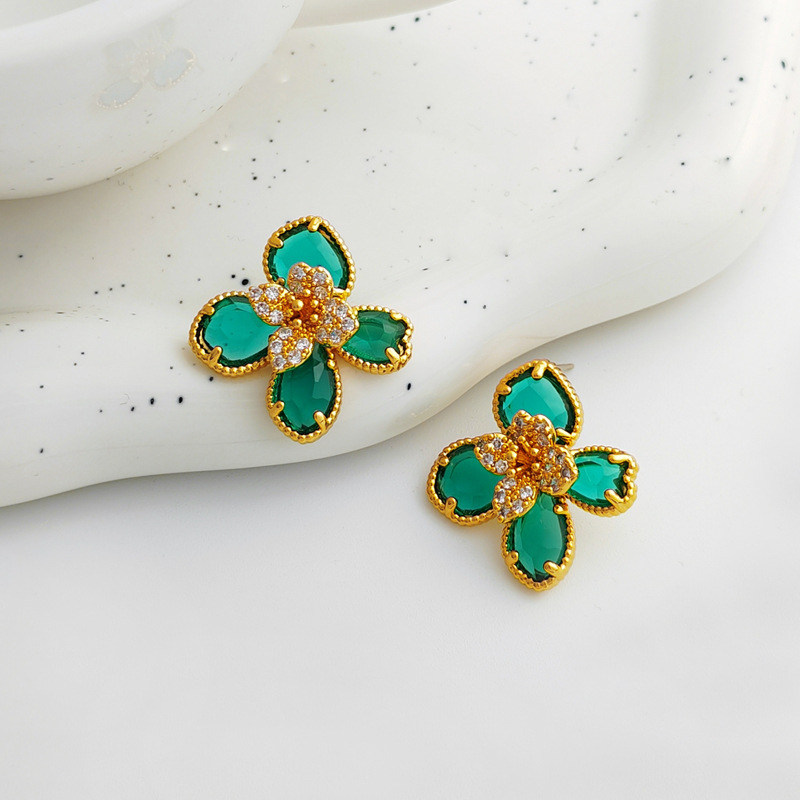1 Pair Sweet Flower Copper Plating Glass Zircon Ear Studs display picture 5