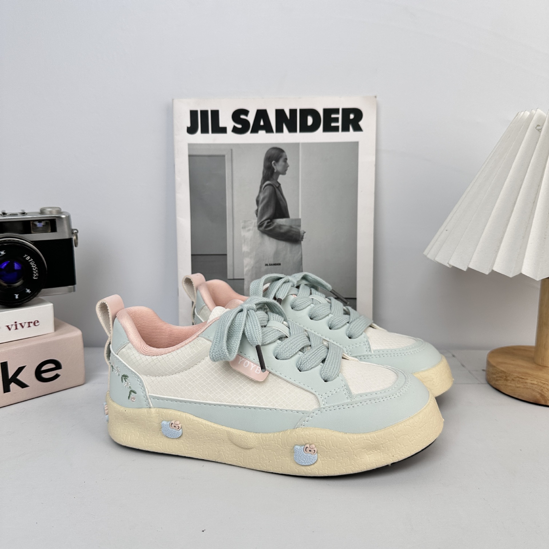 Yuanbo nicho diseño de zapatos de skate para mujeres 2025 nuevo tipo delgado con falda zapatos blancos transpirables zapatos casuales