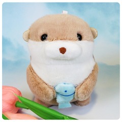 可愛許願抱魚水獺毛絨公仔鑰匙扣掛件創意抓機娃娃玩具書包包掛飾