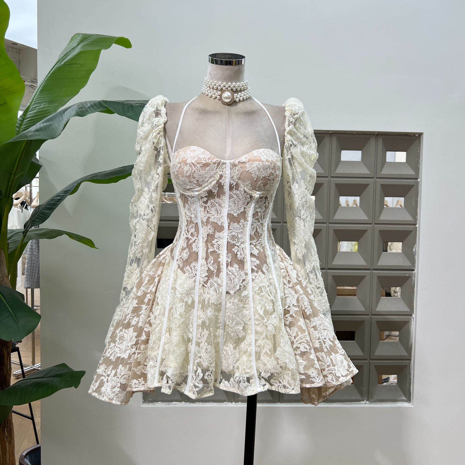 亚马逊2025春夏法式轻熟风低胸系带鱼骨雕花蕾丝超短蓬蓬连衣裙